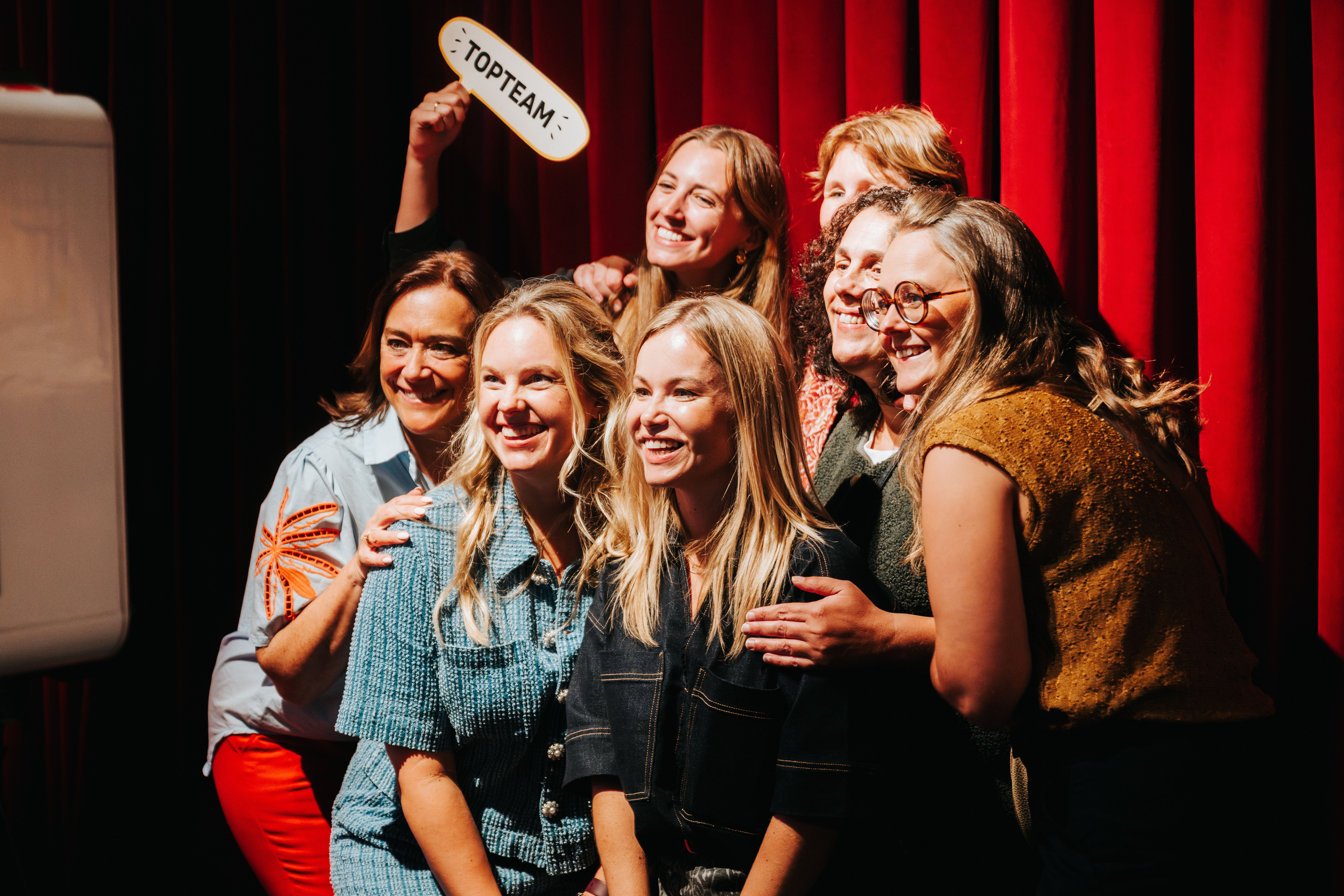 Torfs inclusie foto van lachende collega's